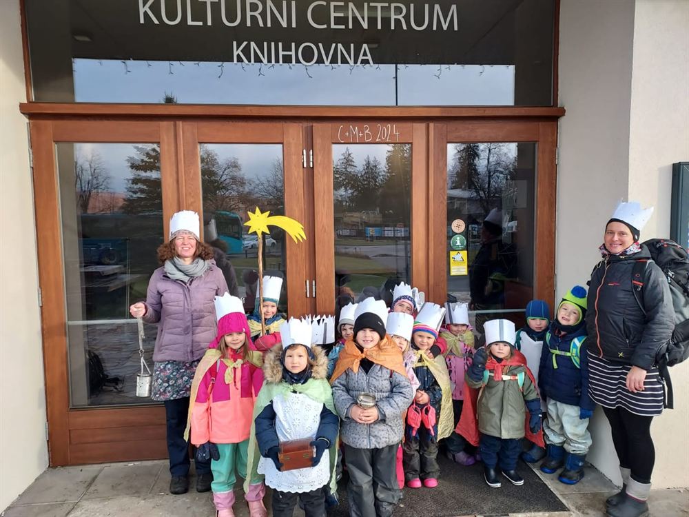 Děti v papírových korunách na tříkrálové koledě