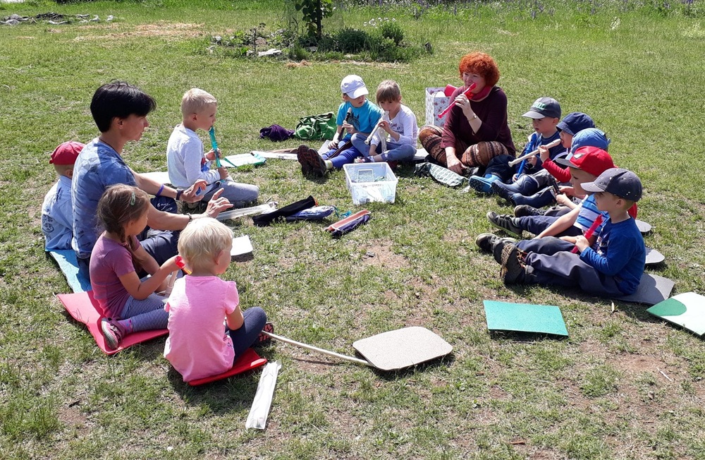 Děti si společně hrají na zahradě lesní mateřské školy Devětsil