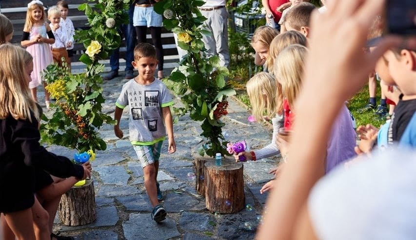 Po ukončení docházky mohou děti pokračovat ve studiu na naší prvostupňové základní škole
              Devětsil