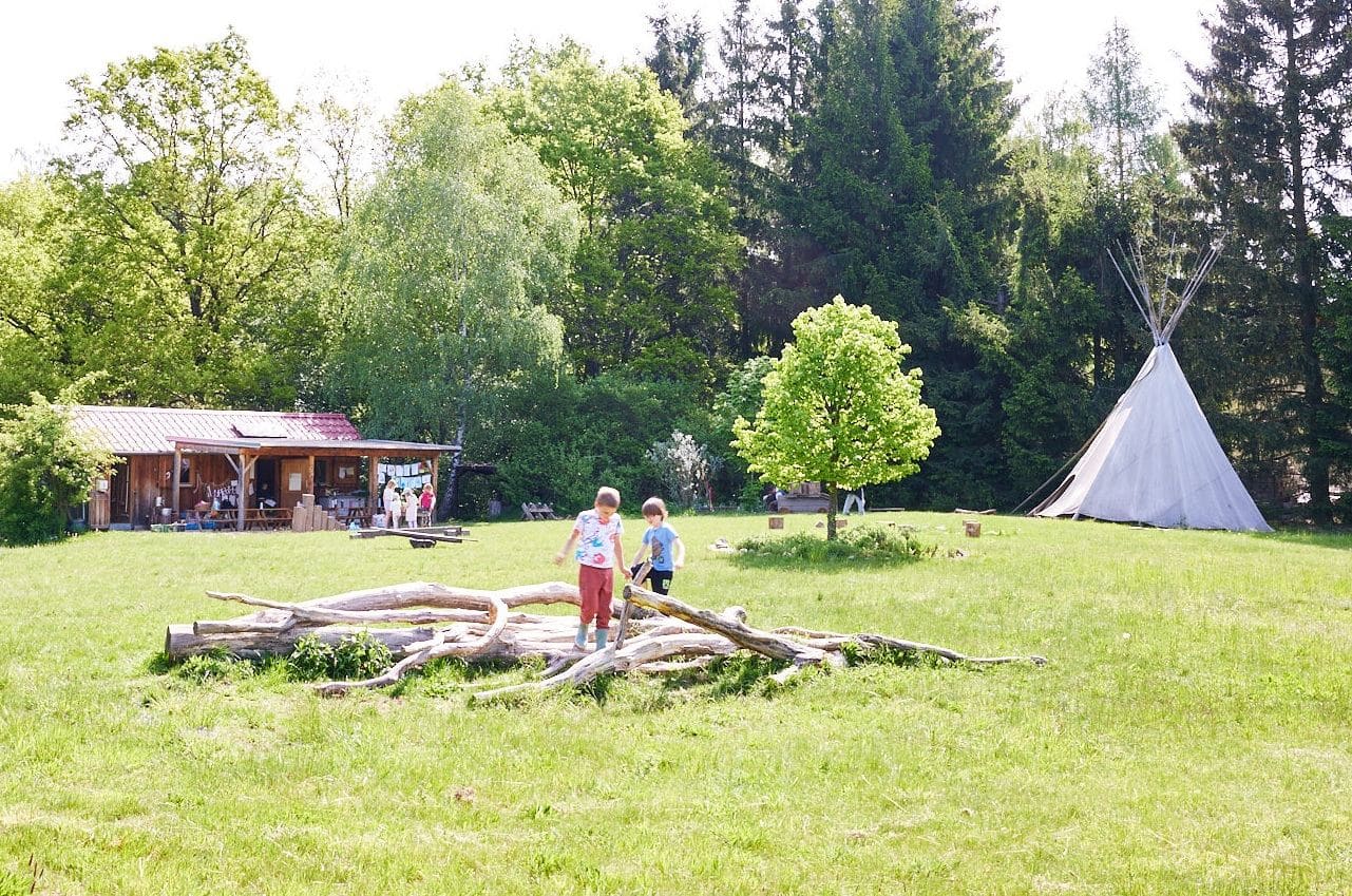 Děti si hrají na zahradě lesní mateřské školy Devětsil