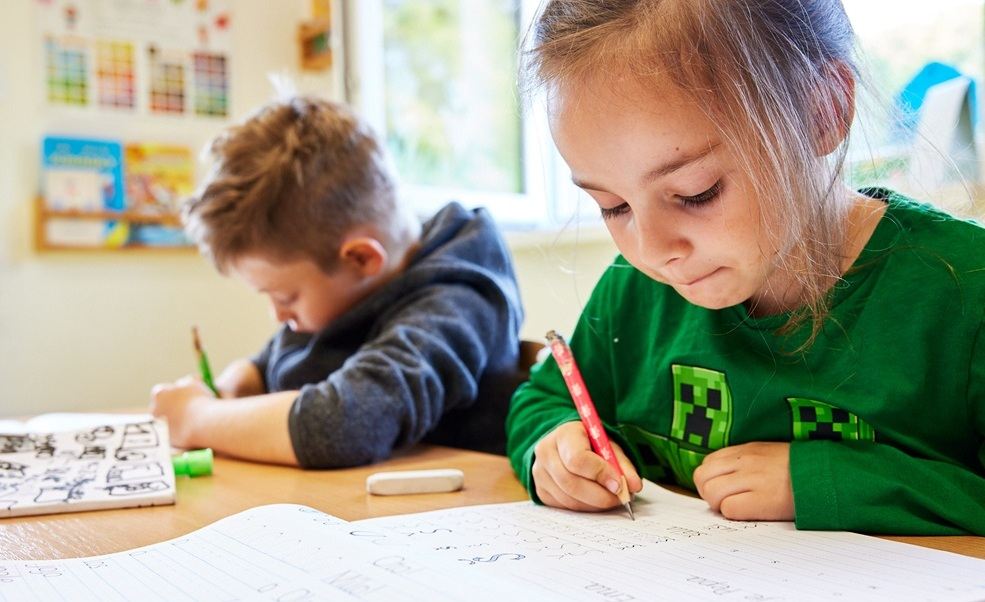Žákyně základní školy se učí psát