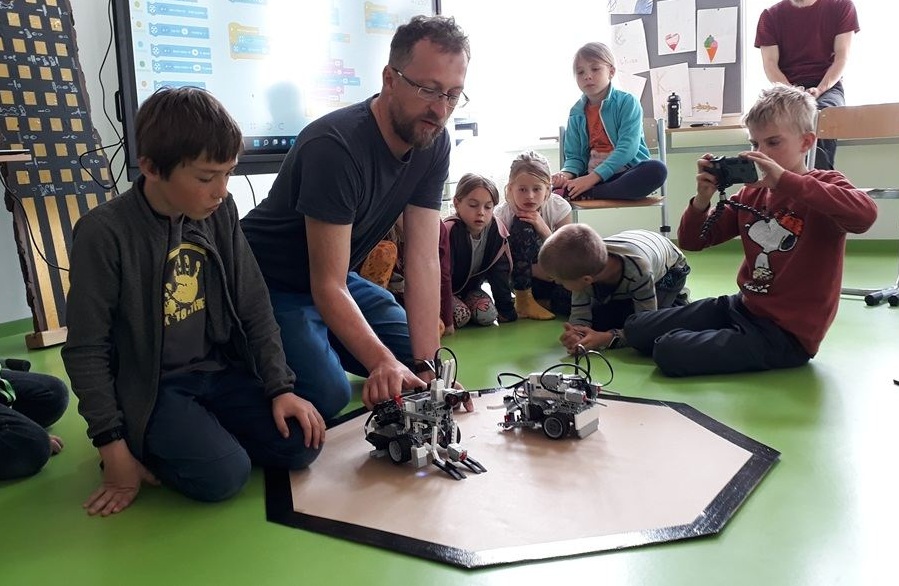 Práce s roboty na hodině informatiky