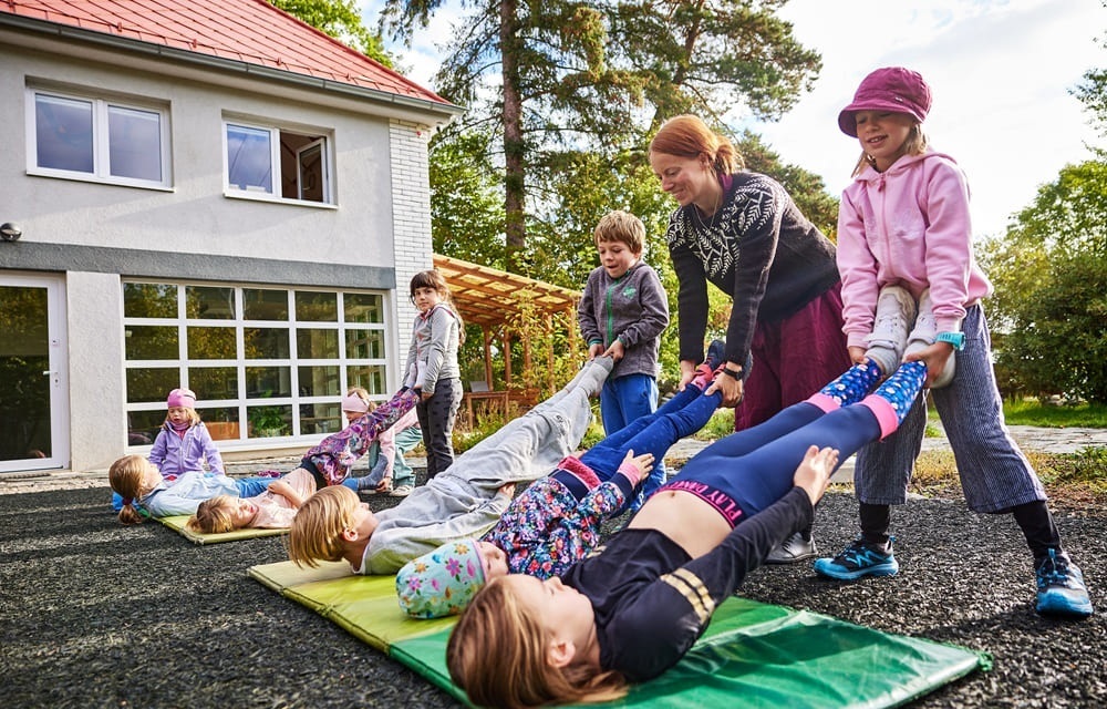 Žáci základní školy při tělesné výchově