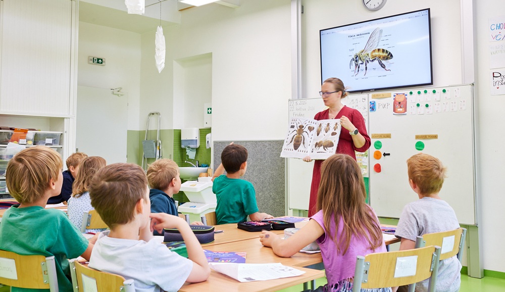 Přijímání dětí — učitelka s dětmi ve třídě