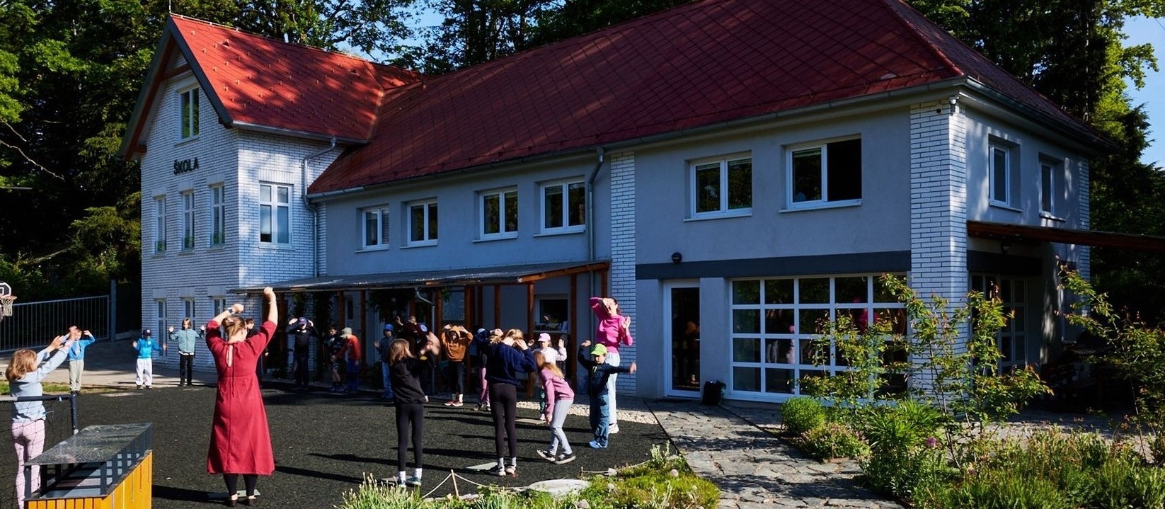 Vstup do budovy základní školy Devětsil